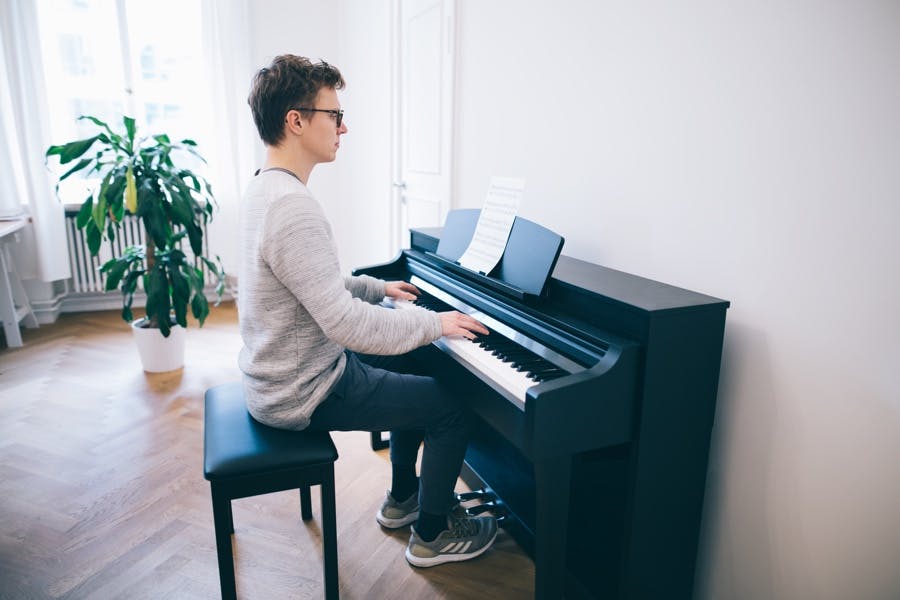 Comment s'asseoir sur une banquette de piano