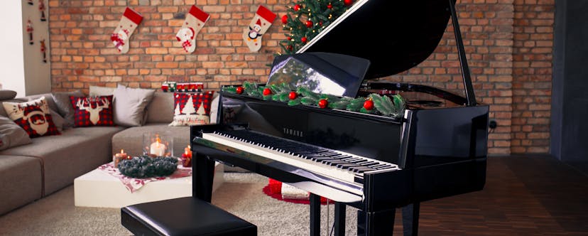 Pianoforte con decorazioni natalizie