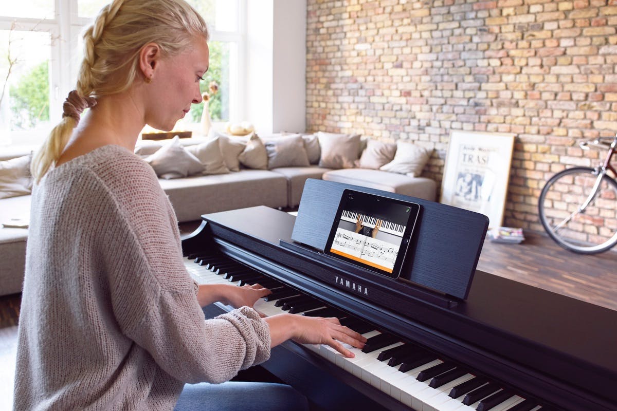 Femme jouant du piano avec une application 