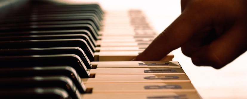 Suonare il pianoforte con un dito