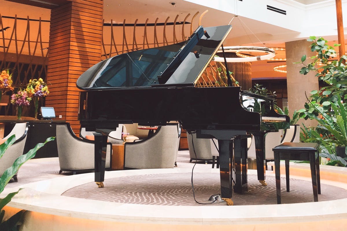 Un piano à queue de concert